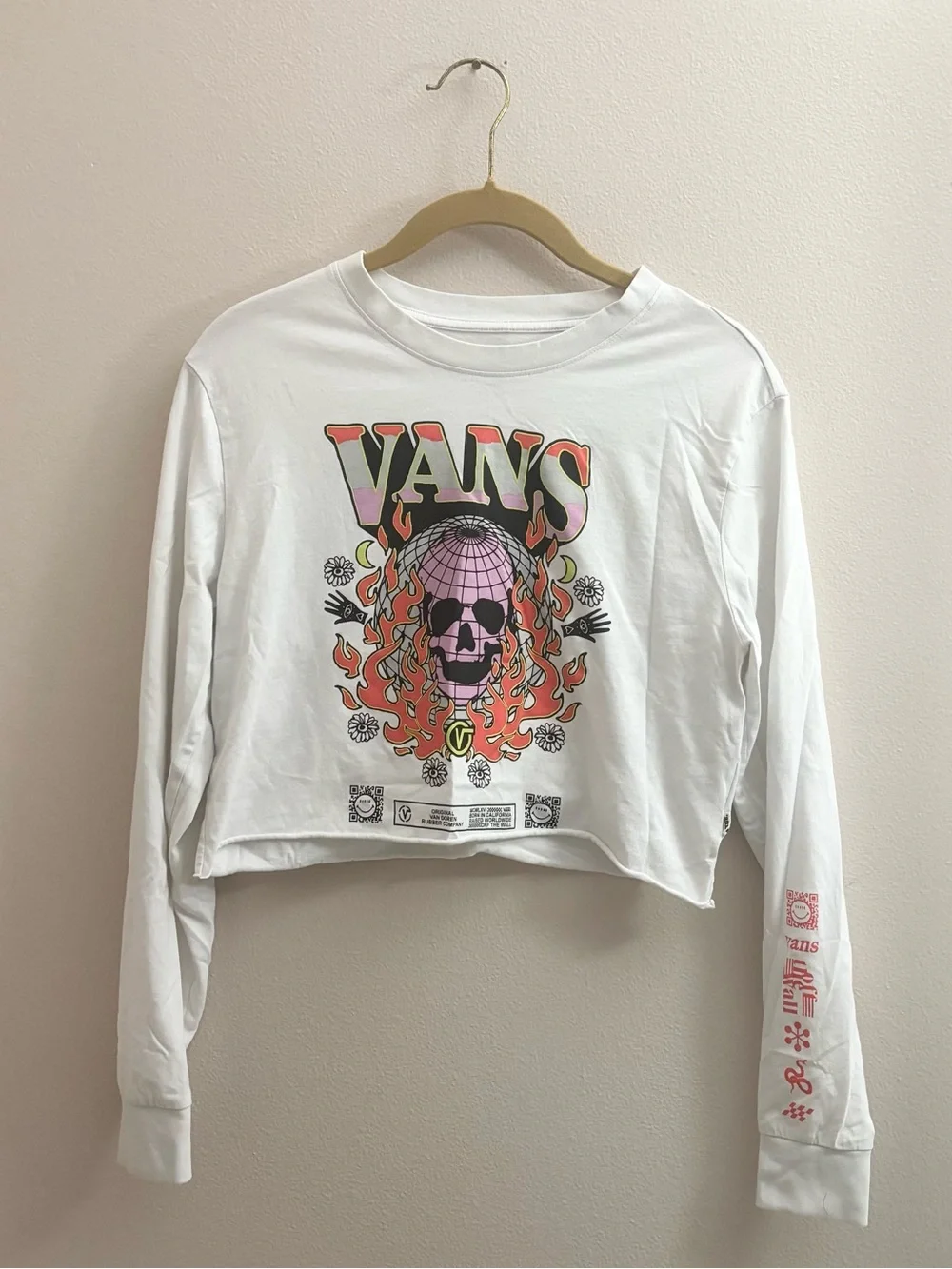 5/$15 🩷 Vans White Cropped Long Sleeve Tee with Pink & Orange Skull Graphic - Picture 2 of 8